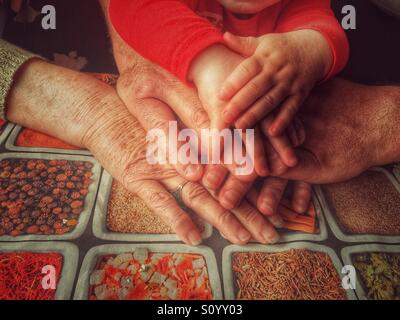 Drei Generationen Hände Stockfoto