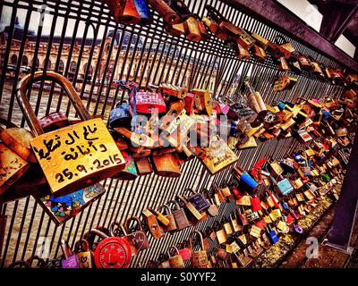 Liebesschlösser auf einer Brücke in Paris Stockfoto