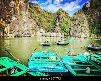 Bootstouren auf dem Ha Long Bucht, Vietnam Stockfoto