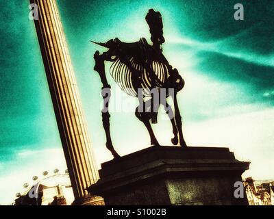 Geschenk Pferd Bronze-Skulptur von Hans Haacke auf der 4. Sockel Trafalgar Square, London, England. Stockfoto