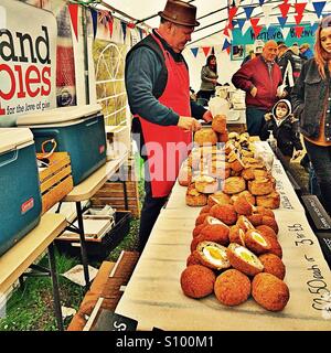 Ein Schlachtfest auf einem Bauernmarkt Stockfoto