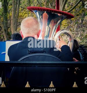 Tuba-Spieler in Brass-band Stockfoto