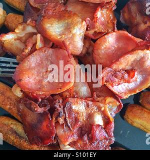 Verarbeitetes Fleisch - Schinken und Würstchen Stockfoto