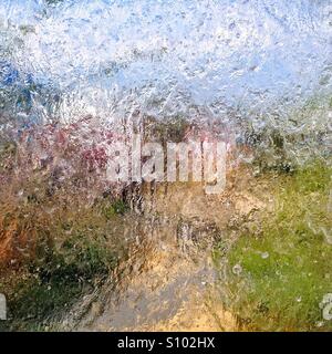 Wasser an einer Glasscheibe Stockfoto