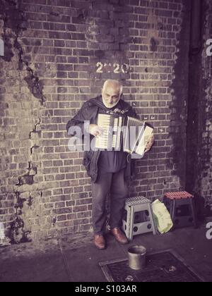 Roma Zigeunermusiker mit Akkordeon zu spielen. London, Vereinigtes Königreich 2016 Stockfoto