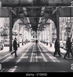 Fußgänger laufen unter der Hochbahn Spuren in Chicago Stockfoto