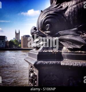 Blick auf Southwark Kathedrale aus dem nördlichen Ufer der Themse Stockfoto