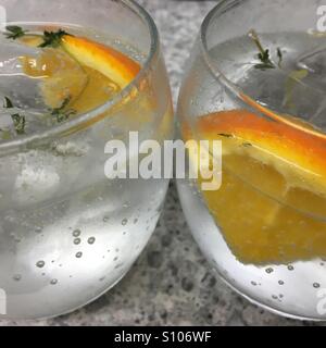 Zwei Gin Mare Gin und Tonic mit Orange und Thymian Stockfoto