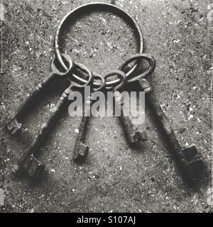 Mittelalterliche Schlüssel auf Marmor Hintergrund in schwarz / weiß Stockfoto