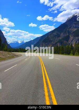 Weg zu den Rocky Mountains im Yoho-Nationalpark, Kanada Stockfoto