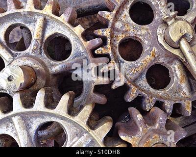 Detailansicht von rostigen Zahnrädern aus alten Mechanismus Stockfoto