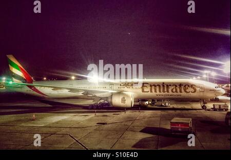 Emirates Airline Flugzeug geparkt am Stand des Dubai International Airport Stockfoto