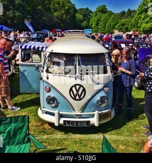 Einem klassischen 60er Jahre aufgeteilt VW Campingbus Bildschirm bei einer Oldtimer-show Stockfoto