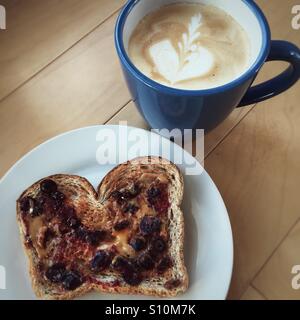 Frühstück-Heidelbeere Peanut Butter Sandwich & eine Tasse Latte. Stockfoto