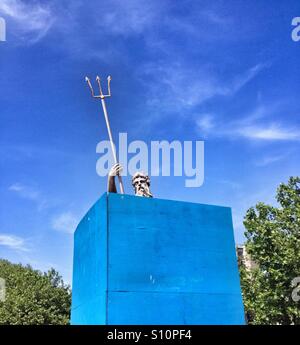 In Bristol, UK blickt eine Statue von Neptun hinter Bauzäune aufgestellt, um sie beim Bau der Stadt MetroBus Rapid Transit-System zu schützen. Stockfoto