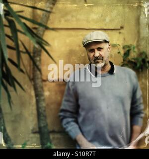Schöner reifer Mann mit Bart und Mütze Stockfoto
