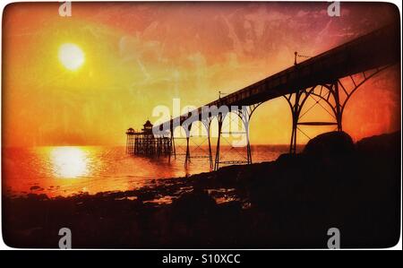 Ein Sonnenuntergang Blick auf den Grad einer aufgeführt Clevedon Pier in Somerset, England. The Pier wurde 1869 fertiggestellt. Raddampfer Besucher aus Devon & Wales diente. © COLIN HOSKINS. Stockfoto