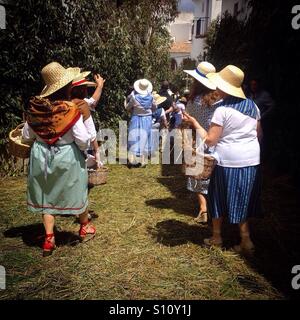 Frauen gekleidet als Rächer in Corpus Christi fest in El Gastor, Sierra de Cadiz, Andalusien, Spanien Stockfoto