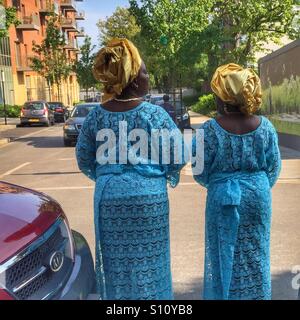 Zwei afrikanische Frauen in identische Kleidung. London. U.K. Stockfoto