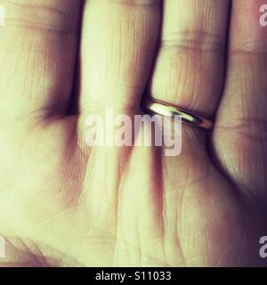 Goldener Ehering für Herren Stockfoto