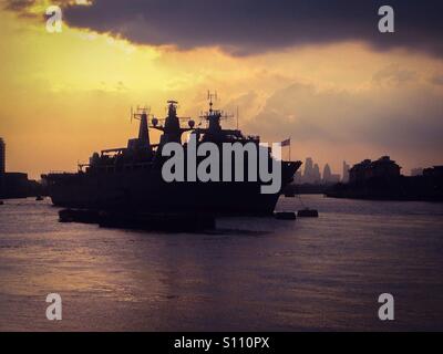 HMS Bulwark auf der Themse in London Stockfoto