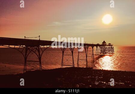 Die Sonne geht über den Severn Mündung und Clevedon Pier in North Somerset, England, UK. Clevedon Pier ist eine Klasse eine aufgeführten Struktur und wurde in den 1860er Jahren erbaut. Foto © COLIN HOSKINS. Stockfoto