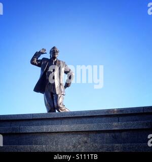 Statue von Eric Morecambe auf Morecambe direkt am Meer Stockfoto