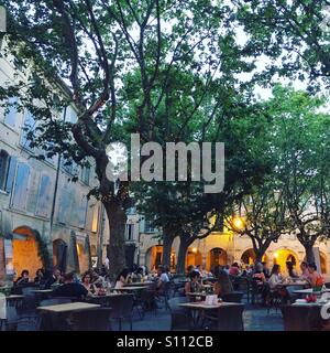 Aperitif in Place Aux Herbes, Uzès, in der Dämmerung. Stockfoto