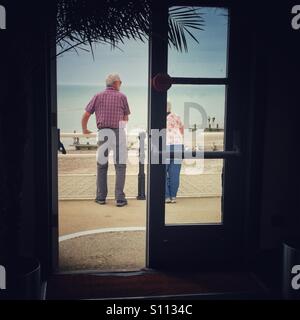 Blick auf das Meer von der Denton Lounge auf Worthing pier Stockfoto