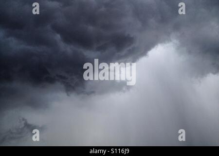 Dunklen, stürmischen Regenwolke. Stockfoto