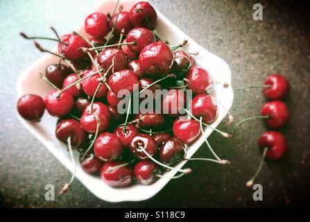 Kirschen auf dem Teller hautnah Stockfoto