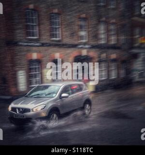 4 x 4 fährt durch überfluteten Straße Stockfoto