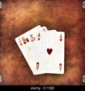 Ass, König, Königin und Jack of Hearts Spielkarten auf Grunge Hintergrund Stockfoto