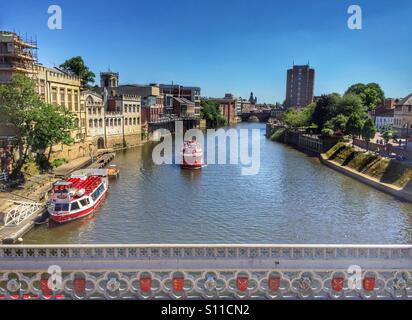 Der Fluss Ouse, durchquert die Stadt von York Stockfoto