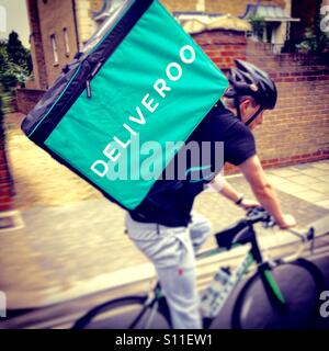 Deliveroo Speisen zum Mitnehmen Kurier Pedal Lieferzyklus / Push Fahrrad Radfahrer machen eine Lieferung laufen in Richmond upon Thames. U.K. Stockfoto