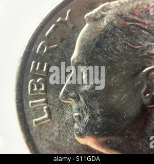 Extreme Nahaufnahme eines US-Dime, aufgenommen mit einer Telefonkamera und einem Clip auf einem Makroobjektiv Stockfoto