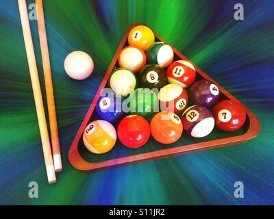 Rack mit Kugeln, weiße Kugel und Cue sticks für eine Partie Billard Stockfoto