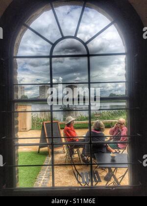 Blick aus dem Fenster des konvertierten Kohle Haus Café am Woodberry, Naturschutzgebiet. Hackney, London, Vereinigtes Königreich Stockfoto