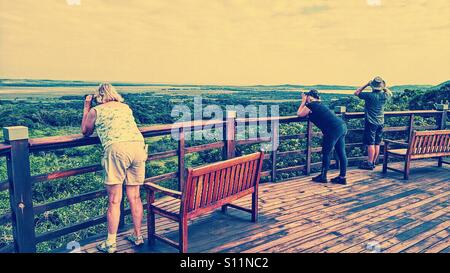 Touristen auf der Aussichtsplattform im Isimangaliso Wetland Park, Provinz KwaZulu Natal, Südafrika Stockfoto