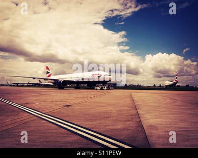 British Airways Boeing 777 abgeschleppt während einer British Airways Boeing 747 für den Start vorbereitet Stockfoto