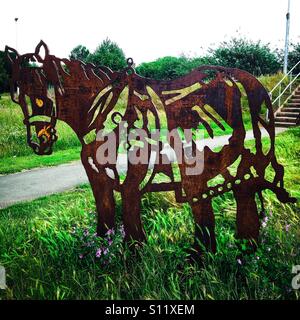 2D-Metallskulptur eines funktionierenden Kanalpferdes, in der Nähe der Meath Bridge, Mile End Park, am Regent’s Canal, London, Großbritannien Stockfoto