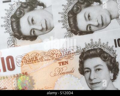 Drei doppelte Portrait-Fotos von Königin Elizabeth II Ad auf der Bank of England zehn Pfund Sterling Hinweis (Bank Bill) dargestellt. Ein Bild, Geld, Wirtschaft, Inflation oder Deflation zu veranschaulichen. Stockfoto