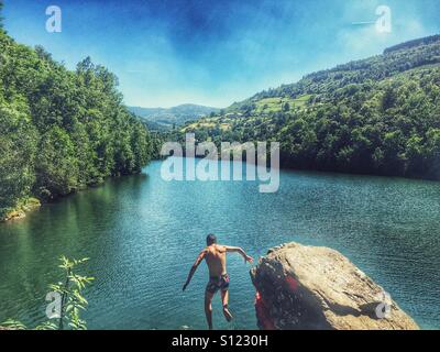 Mann springt in See Stockfoto