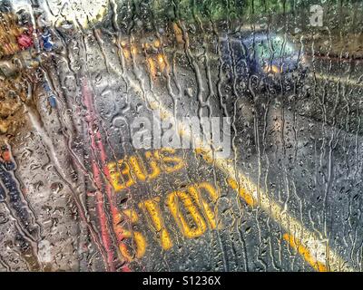 Schauen unten in der Busspur im Regen. Sieben Schwestern Straße. Finsbury Park. London. U.K. Stockfoto