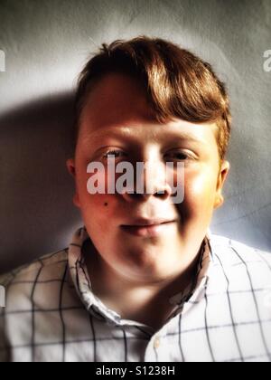 Roten Haaren 11-jährige junge Stockfoto