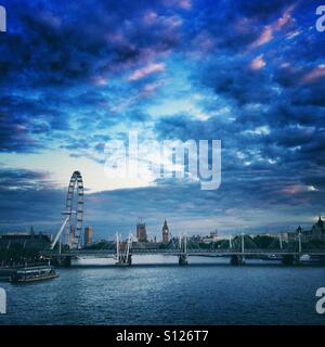 Blick auf die Houses of Parliament und das London Eye aus der Themse, London Stockfoto