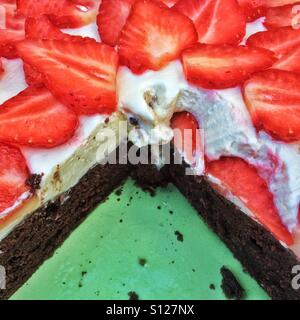 Erdbeeren und Sahne Schokoladenkuchen Stockfoto