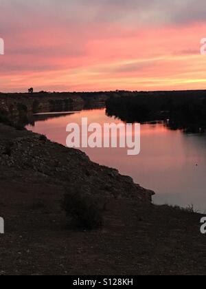 Sonnenuntergang über den River Murray in die Riverland von der Klippe Stockfoto