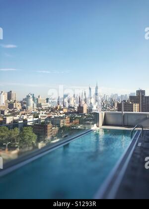 Pool auf dem Dach in Manhattan vom East Village (Hotel Indigo), New York, NY Stockfoto