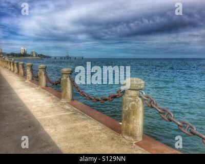 Die Innenstadt von Burlington Ontario Waterfront und Gewitterwolken über Lake Ontario an einem heißen Sommertag. Stockfoto